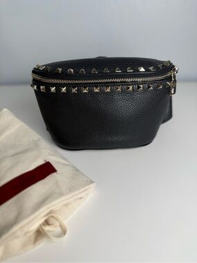 Valentino Garavani Rockstud Grainy Leather Belt Bag